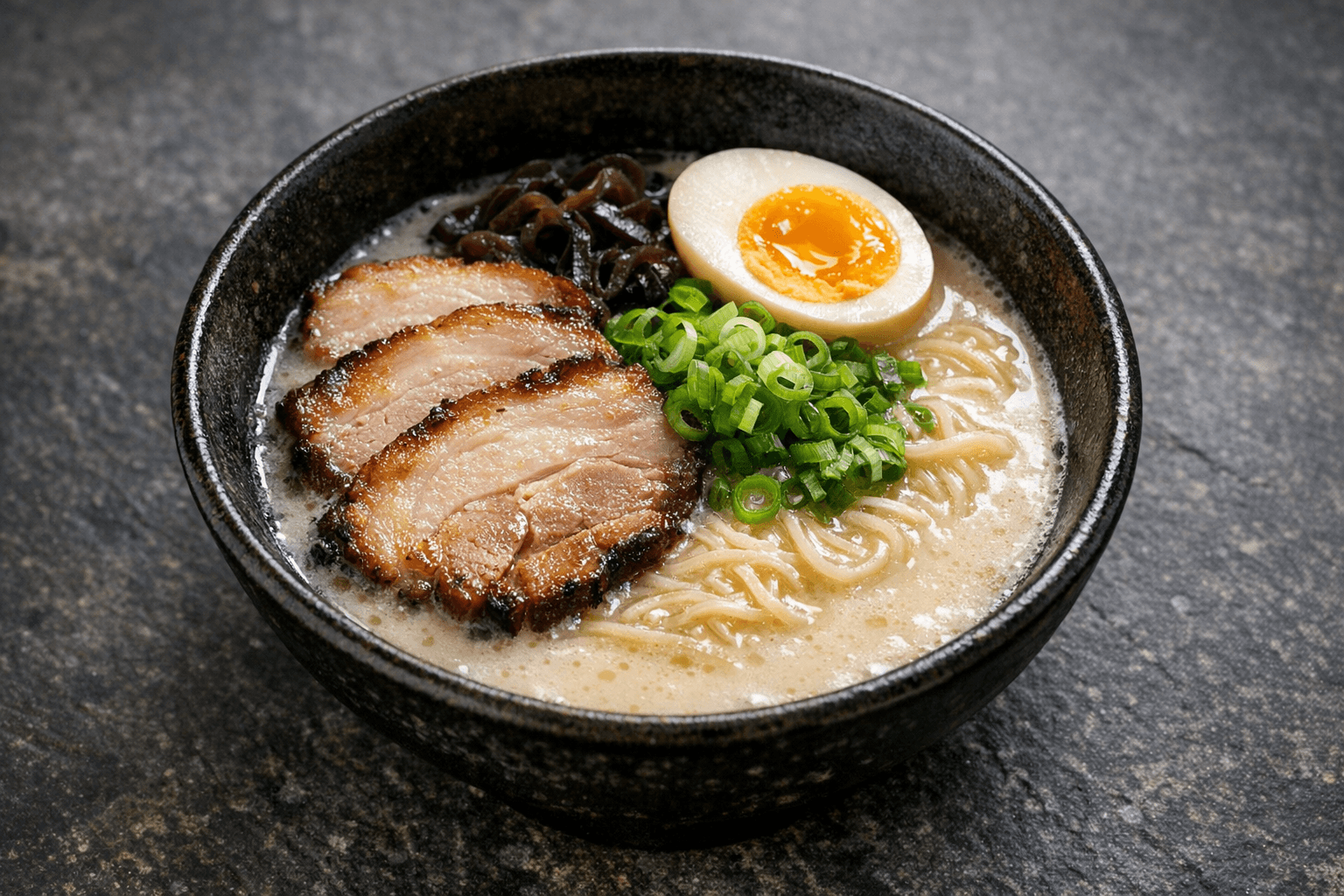 豚骨ラーメン(Tonkotsu Ramen)